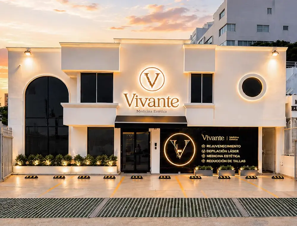 Fachada de Vivante Medicina Estética al atardecer, con su logo iluminado