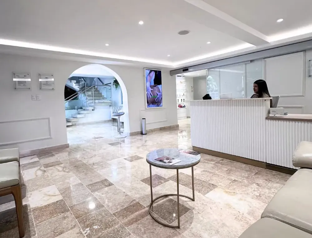 Recepción de Vivante Medicina Estética en Barranquilla, con piso de mármol